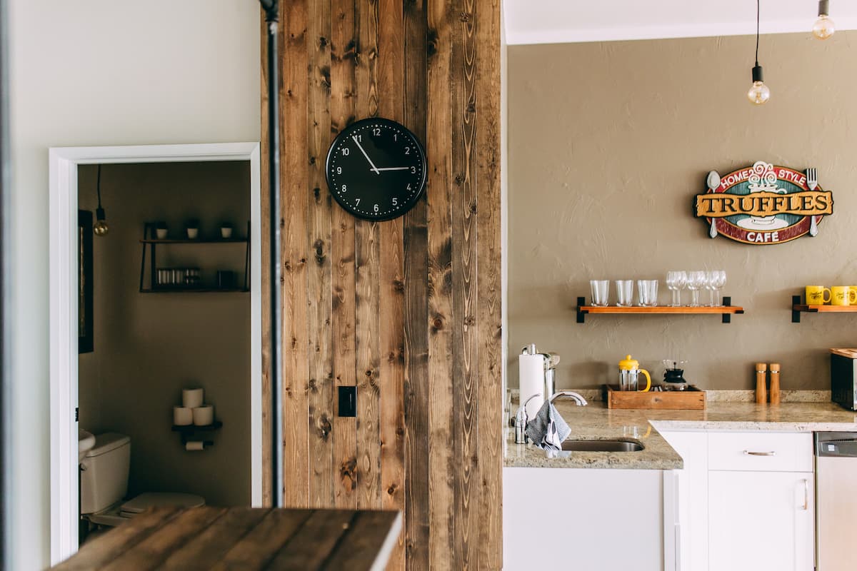 Wood detail and compact kitchen in the loft